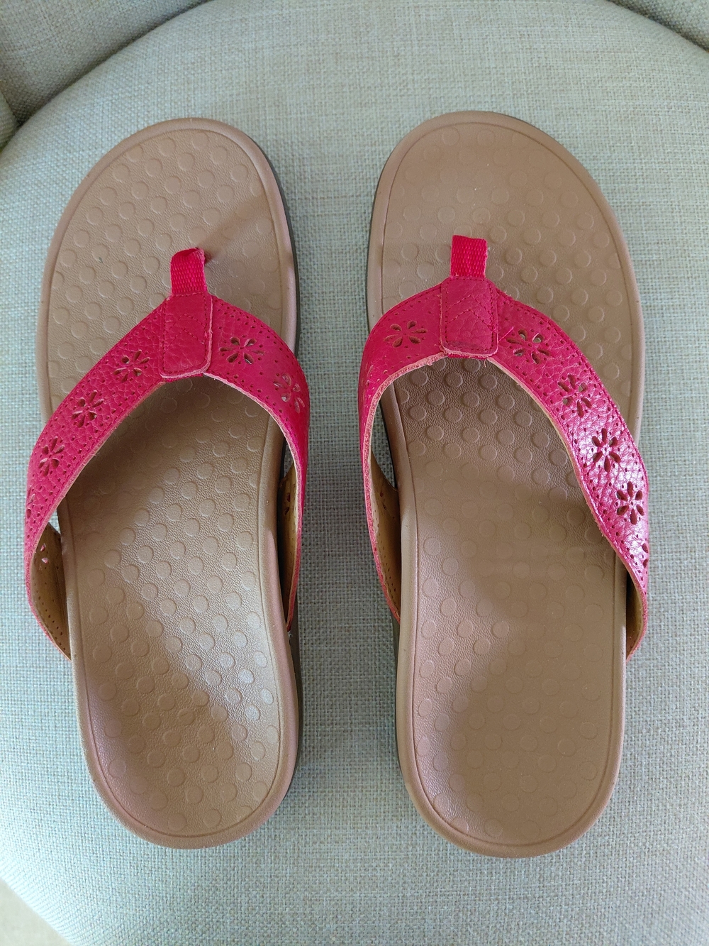 Vionic Perforated Leather Thong Sandals - Red Size 9 Medium New
